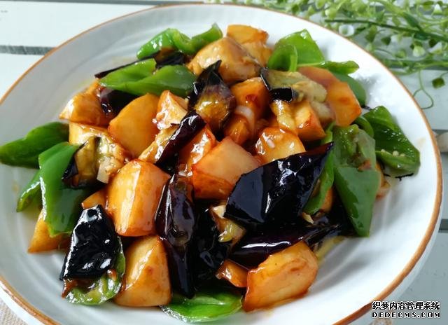 有葷有素，營(yíng)養(yǎng)豐富的大亂燉，制作簡(jiǎn)單鮮香可口的地三鮮