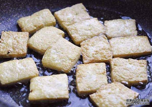 西蘭花和豆腐的口感都特鮮嫩，做上一鍋，一家人吃著美滋滋