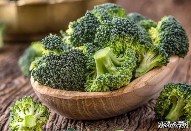 西蘭花和豆腐的口感都特鮮嫩，做上一鍋，一家人吃著美滋滋