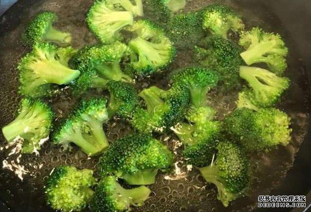 西蘭花和豆腐的口感都特鮮嫩，做上一鍋，一家人吃著美滋滋