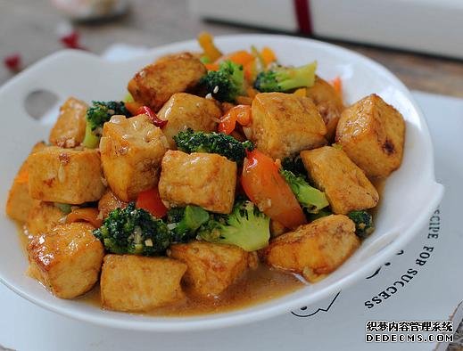 西蘭花和豆腐的口感都特鮮嫩，做上一鍋，一家人吃著美滋滋