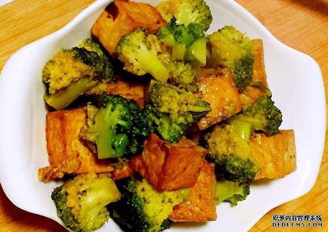 西蘭花和豆腐的口感都特鮮嫩，做上一鍋，一家人吃著美滋滋