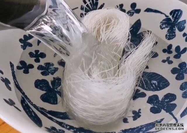 西紅柿別炒著吃，教你新吃法，一次做6個(gè)，比吃肉過癮，太香了