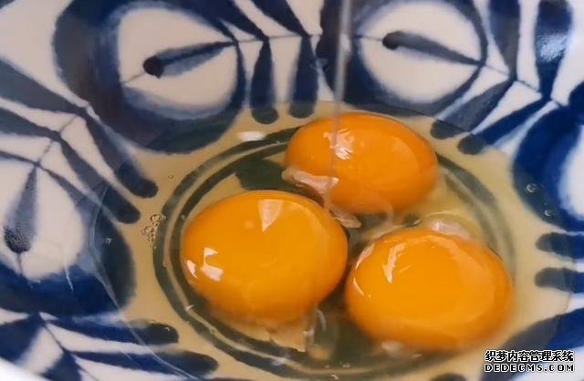 1塊豆腐加1把秋葵，不蒸不炒不涼拌，出鍋比吃肉還香，超過(guò)癮
