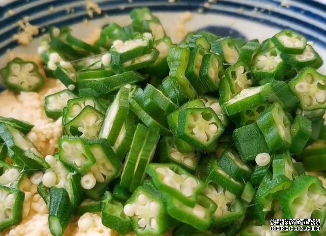 1塊豆腐加1把秋葵，不蒸不炒不涼拌，出鍋比吃肉還香，超過(guò)癮