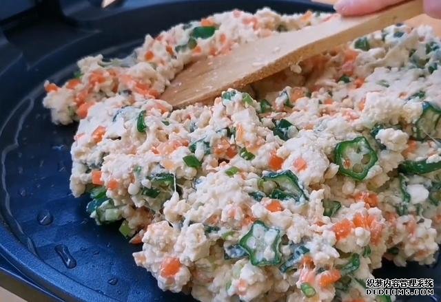 1塊豆腐加1把秋葵，不蒸不炒不涼拌，出鍋比吃肉還香，超過(guò)癮