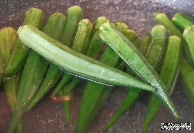 1塊豆腐加1把秋葵，不蒸不炒不涼拌，出鍋比吃肉還香，超過(guò)癮