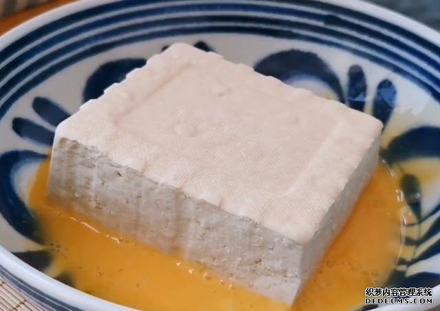 1塊豆腐加1把秋葵，不蒸不炒不涼拌，出鍋比吃肉還香，超過(guò)癮