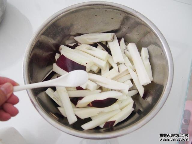 茄子換種做法，搭配牛肉做“披薩”，味道特別值得嘗試