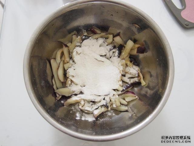 茄子換種做法，搭配牛肉做“披薩”，味道特別值得嘗試