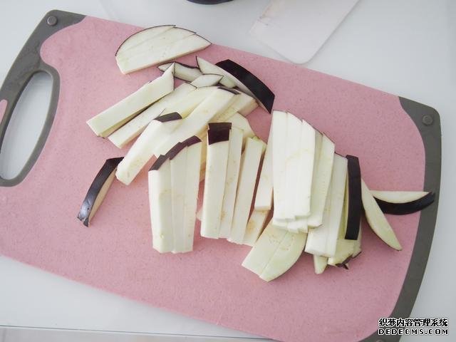 茄子換種做法，搭配牛肉做“披薩”，味道特別值得嘗試