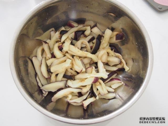 茄子換種做法，搭配牛肉做“披薩”，味道特別值得嘗試