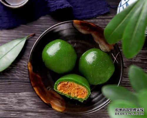 時近清明，“青團”可不能少，油綠如玉，香糯可口，天然綠色小吃
