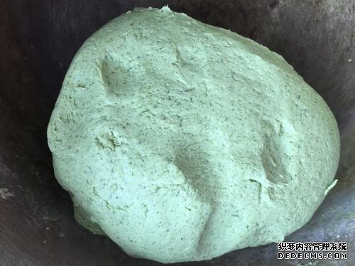 時近清明，“青團”可不能少，油綠如玉，香糯可口，天然綠色小吃