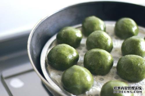 時近清明，“青團”可不能少，油綠如玉，香糯可口，天然綠色小吃
