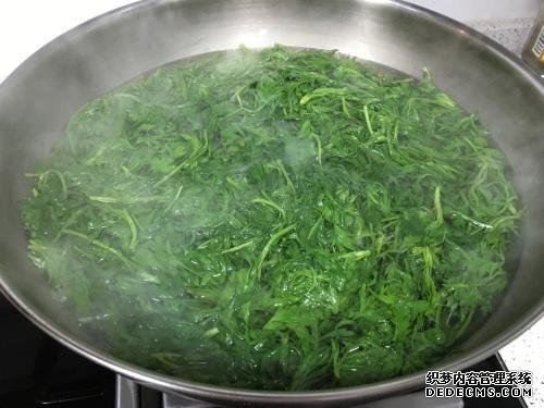 時近清明，“青團”可不能少，油綠如玉，香糯可口，天然綠色小吃