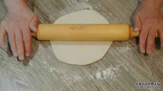 老婆做了20個(gè)“烤餃子”，掰開樂壞了：這種餃子皮頭一次見