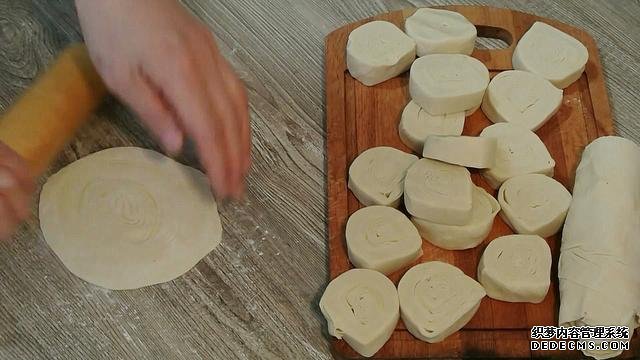 老婆做了20個(gè)“烤餃子”，掰開樂壞了：這種餃子皮頭一次見