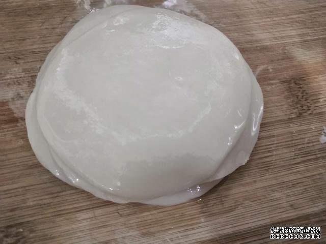 包餃子剩點餃子皮不要浪費，教你一個新鮮吃法，搭配土豆絲很美味