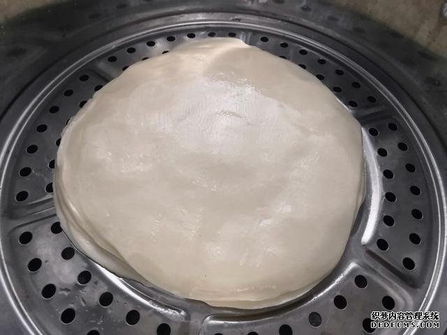 包餃子剩點餃子皮不要浪費，教你一個新鮮吃法，搭配土豆絲很美味