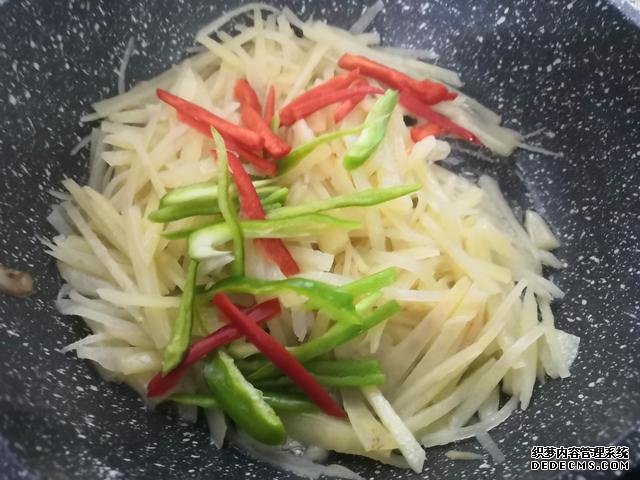 包餃子剩點餃子皮不要浪費，教你一個新鮮吃法，搭配土豆絲很美味