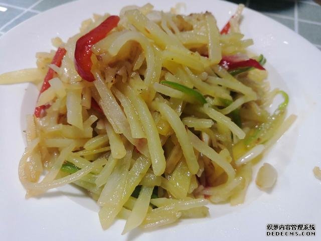 包餃子剩點餃子皮不要浪費，教你一個新鮮吃法，搭配土豆絲很美味