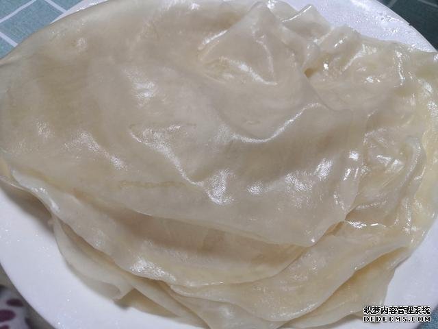 包餃子剩點餃子皮不要浪費，教你一個新鮮吃法，搭配土豆絲很美味