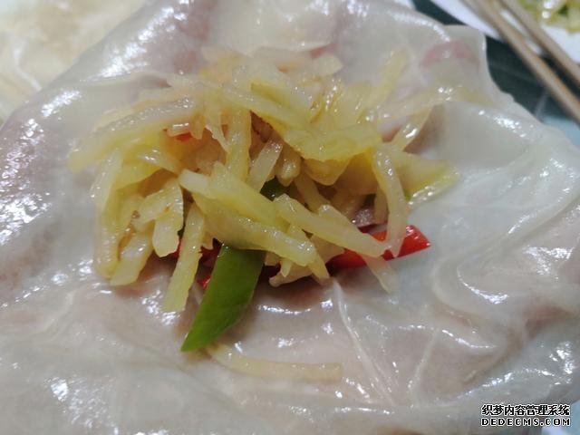 包餃子剩點餃子皮不要浪費，教你一個新鮮吃法，搭配土豆絲很美味