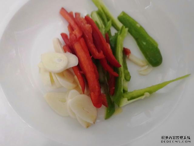 包餃子剩點餃子皮不要浪費，教你一個新鮮吃法，搭配土豆絲很美味
