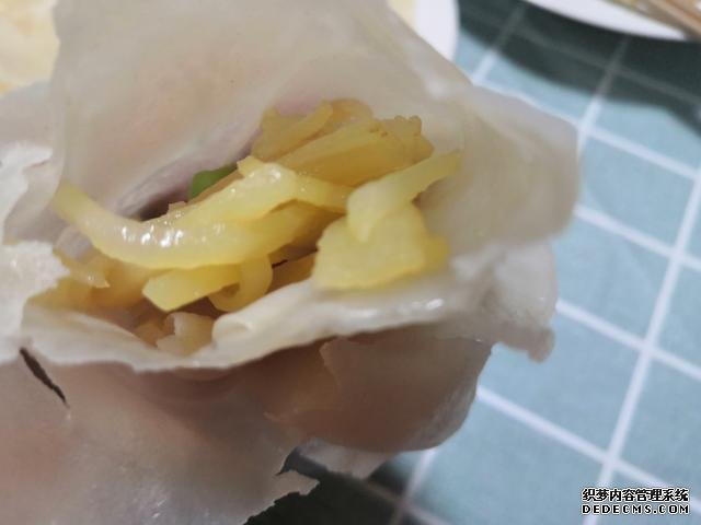 包餃子剩點餃子皮不要浪費，教你一個新鮮吃法，搭配土豆絲很美味