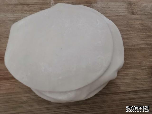 包餃子剩點餃子皮不要浪費，教你一個新鮮吃法，搭配土豆絲很美味