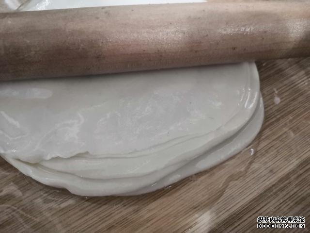 包餃子剩點餃子皮不要浪費，教你一個新鮮吃法，搭配土豆絲很美味