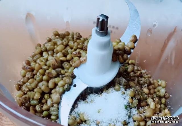 綠豆別熬粥啦，試試這樣做，5元食材做一大盤，孩子吃了還想吃