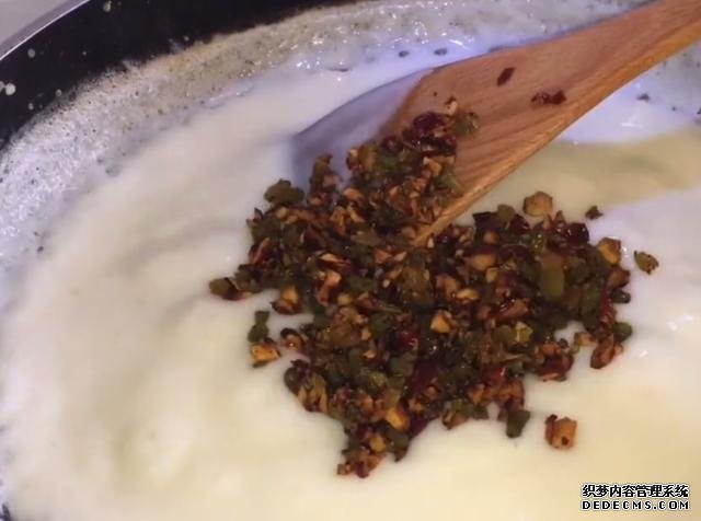牛奶別直接喝了，教你一個(gè)新吃法，又香又甜真好吃，做法還簡(jiǎn)單