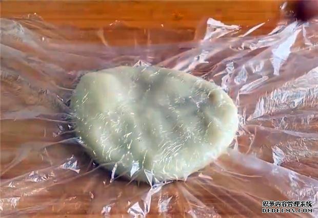 家里糯米粉別浪費了，只需簡單一做，又香又糯，吃一次就難以忘記