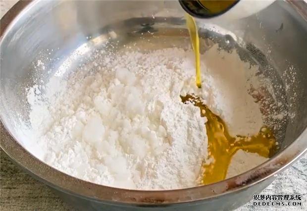 家里糯米粉別浪費了，只需簡單一做，又香又糯，吃一次就難以忘記