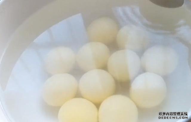 我家吃湯圓從不水煮，淋1個雞蛋，簡單一做，上桌3斤不夠吃，解饞