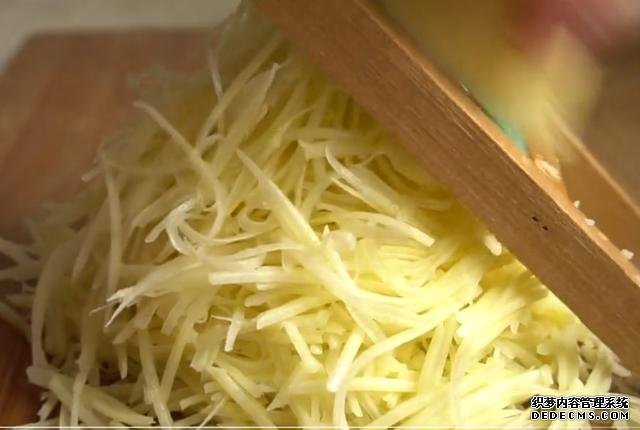 土豆里加2個雞蛋，不炒不燉不涼拌，不放一滴水，我家早餐經(jīng)常做