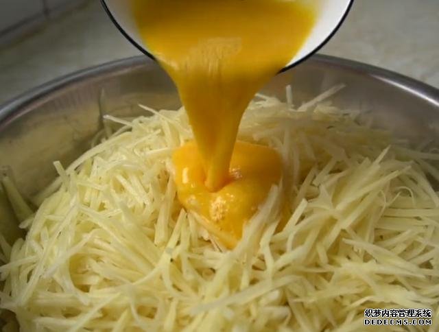 土豆里加2個雞蛋，不炒不燉不涼拌，不放一滴水，我家早餐經(jīng)常做
