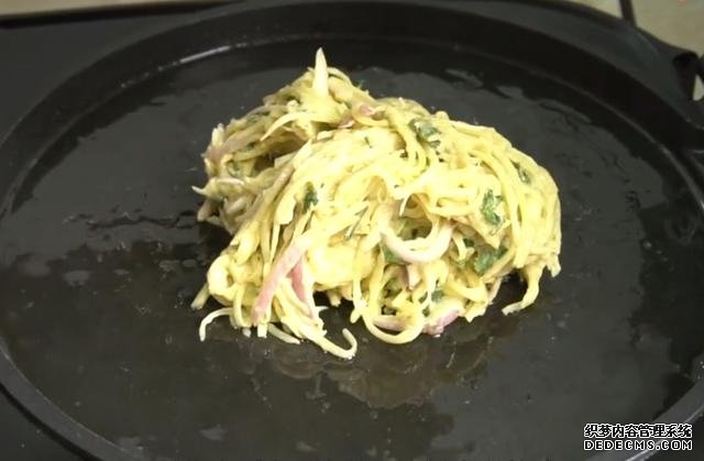 土豆里加2個雞蛋，不炒不燉不涼拌，不放一滴水，我家早餐經(jīng)常做