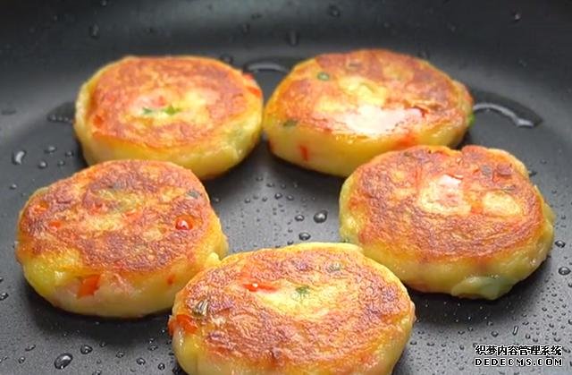 土豆餅最簡單好吃的做法，外酥里嫩，鮮香又營養(yǎng)，全家人都喜歡