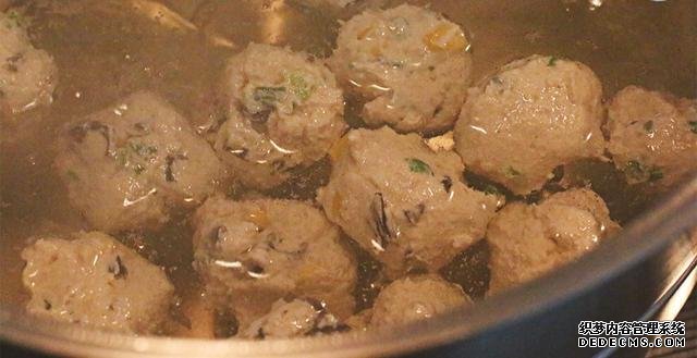 超級適合減肥時期吃的低卡健康，無油雞肉豆腐丸和懶人泡菜鍋