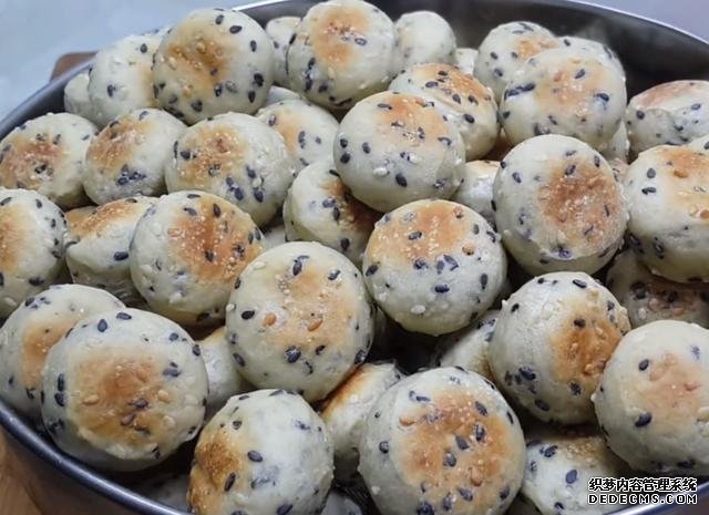 第一用芝麻做小饅頭，不蒸不煮不油炸，簡單又營養(yǎng)，真的太好吃了