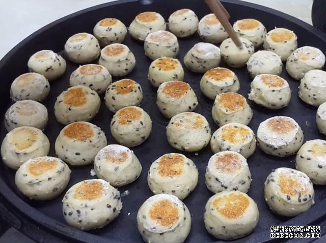第一用芝麻做小饅頭，不蒸不煮不油炸，簡單又營養(yǎng)，真的太好吃了