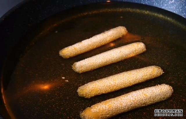 地瓜這樣做才好吃，不用煮不用燉，簡(jiǎn)單搓一搓，外酥里糯太香了