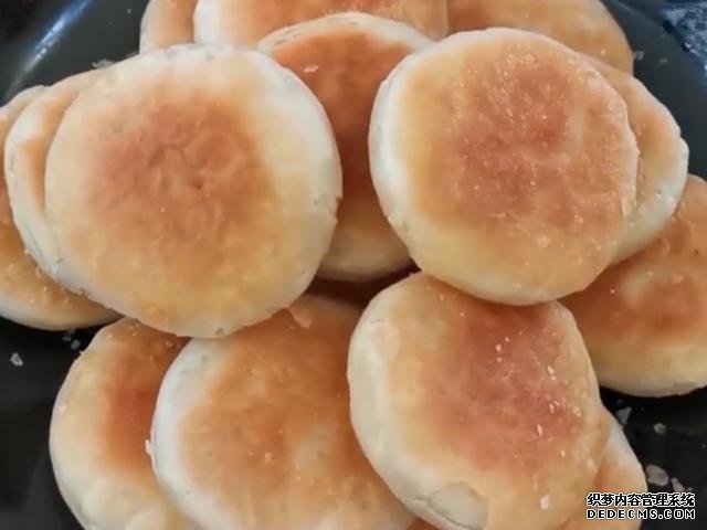 外面買3元一個掉渣小酥餅，自己做成本不到5毛，可烤可烙做法簡單