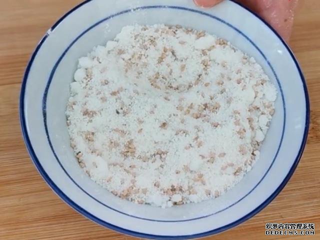 外面買3元一個掉渣小酥餅，自己做成本不到5毛，可烤可烙做法簡單