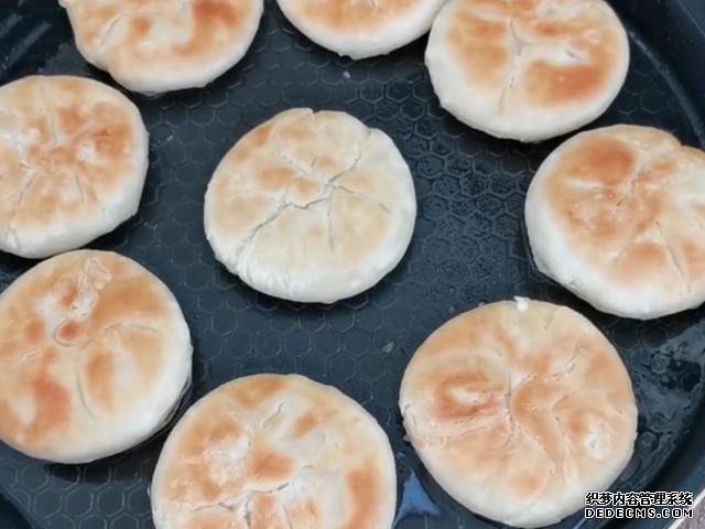 外面買3元一個掉渣小酥餅，自己做成本不到5毛，可烤可烙做法簡單