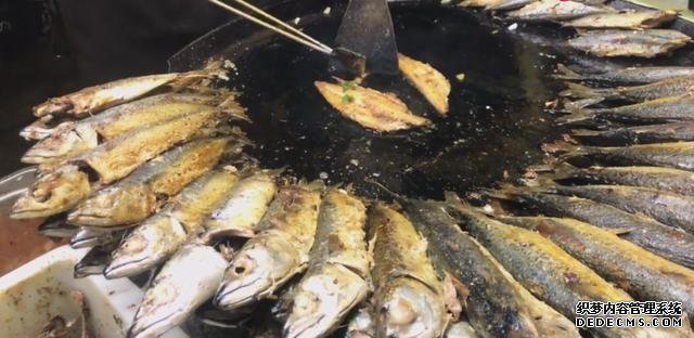 大叔街邊賣“開掛烤魚”，8元一條從不漲價，顧客：吃到就是賺到