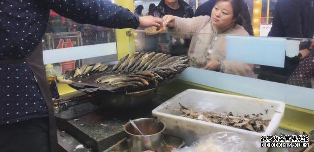 大叔街邊賣“開掛烤魚”，8元一條從不漲價，顧客：吃到就是賺到